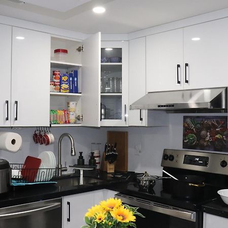 Garden 2 Bedroom Apt - Free Parking Wifi Laundry Workstation Brampton Extérieur photo