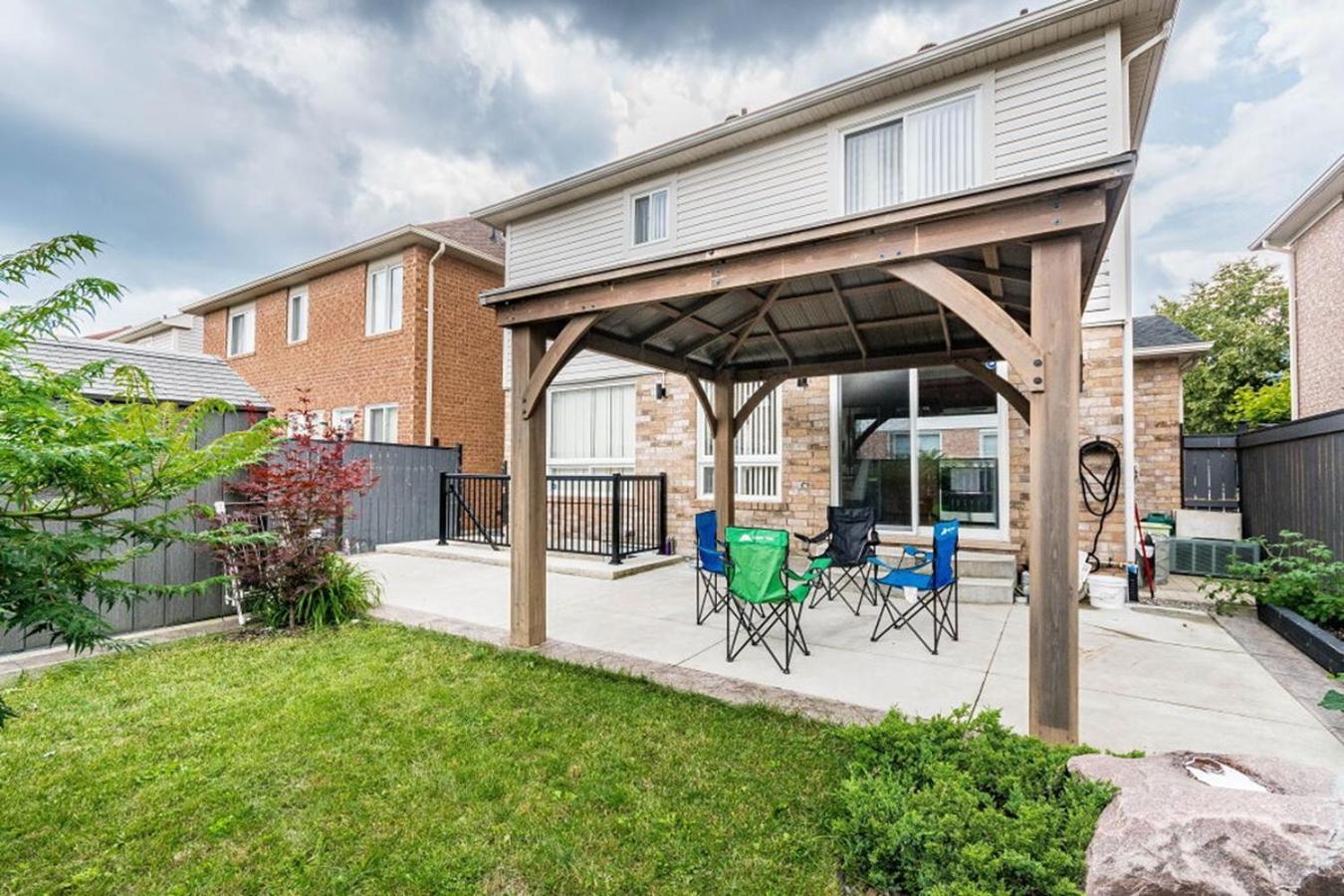 Garden 2 Bedroom Apt - Free Parking Wifi Laundry Workstation Brampton Extérieur photo